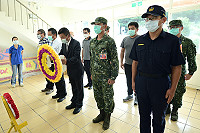 東引110年秋祭祭典在民眾納骨塔舉行,軍民代表獻花緬懷英靈,氣氛莊嚴肅穆。(圖/文:陳其敏)
