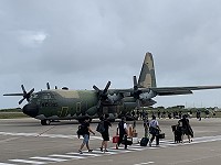 臺馬之星、立榮加班、軍機啟動,14日海空總計疏運906人,連日滯留人潮全數清運,南竿末班機出現空位。(圖/文:馮紹夫)