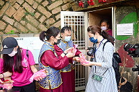 　祭祀大典之後的另一亮點坑道祈福，縣長劉增應、議長張永江等來賓邀請大家踴躍體驗，出口可獲贈今年文創紀念品、壓轎金等吉祥物。（圖／文：曹重偉）