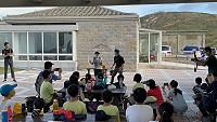 馬戲之門15日在東莒演出,西莒敬恆國小小朋友也搭船觀賞同樂。(圖:連江縣政府文化處)