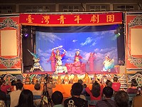 媽祖昇天祭精彩不斷,15日晚間臺灣青年劇團來馬演出「天上聖母」,述說祂一生的傳奇故事,搭配不少精彩武戲,讓鄉親熱血沸騰。(圖/文:曹重偉)