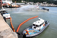 　連江縣環資局15日在福澳港深水碼頭舉辦110年度連江縣海洋污染緊急應變實兵演練，模擬船隻失火及漏油，過程順利逼真。（圖／文：曹重偉）