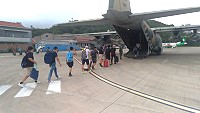 C-130軍機疏運往返軍民。(圖/文:吳采諺)