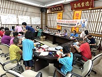 衛福局家庭照顧者工作坊莒光登場,除宣導課程之外,還安排照護技巧及手作課程,鄉親受益良多。(圖/文:宋幸儒)
