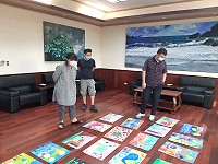3位專業評審15日進行110學年度全國學生美術比賽縣內複賽評選工作,教育處20日公布得獎名單,各類組前3名將代表地區參加全國決賽。(圖:教育處)