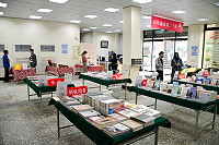　第十五屆金門書展暨第十二屆馬祖書展昨起在馬港圖書館舉行，現場展出兩岸精選書籍以及福建文創商品，讓鄉親感受圖書盛宴及地方文化特色。（圖／文：曹重偉）
