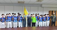馬中棒球隊2021中信盃黑豹旗全國高中棒球賽授旗儀式,馬中家長會、馬祖陣頭協會分別代表送上程儀祝福。(圖:馬中家長會)