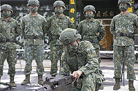 大隊長以身作則帶領官兵操作槍枝。(圖/文:何文鈞)