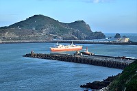 東北季風逞威,過去一個多禮拜時間裡,東引仰賴臺馬輪乘風破浪行駛中柱、福澳兩港之間,撐起交通的順暢。(圖/文:陳其敏)