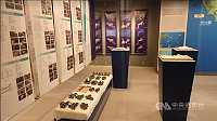 島嶼地誌特展在東莒遊客中心展出,展示馬祖列島沙盤模型與地誌說明,提供不同觀點看待金馬豐富的戰地文化脈絡。(圖:寓山文化工作室提供)
