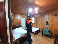 交旅局會同相關單位不定期執行本縣旅宿聯合稽查,確保住宿品質及安全,避免業者哄抬房價情事發生。(圖:交旅局)