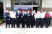 　生力軍報到，內政部消防署全額補助水庫消防車1輛，署長蕭煥章來馬主持交車典禮，縣長劉增應期許消防同仁守護縣民生命財產安全。（圖／文：曹重偉）