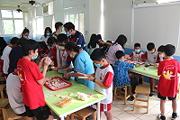 　台北市日新國小27日與仁愛國小進行校際交流，日新國小學生體驗在地美食DIY及學習釣魚技巧。（圖／文：吳嘉榮）