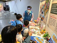 環境教育繪本嘉年華會台北開展,環資局推薦110年度地區環境教育繪本獲獎作品《馬祖開心菜園》、《誰是貓老大》及《馬祖神秘客》參展。(圖:連江縣環資局)