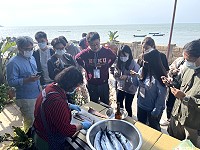 　成大歷史系師生在橋仔村展開田野調查，體驗漁村常民文化。（圖／文：陳鵬雄）