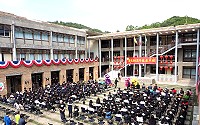 　馬中64週年校慶慶祝大會頒獎表揚資深教職員工、升學輔導績優教師及各項競賽優秀師生及戶外場面溫馨歡騰。（圖：馬中）