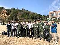 　台灣電力公司「向海致敬」年度淨灘，總經理鍾炳利（中）率隊，集結地區各單位上百人珠螺淨灘。（圖／文：馮紹夫）