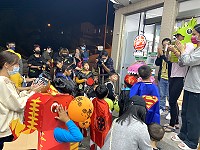 歡度萬聖節,29日晚間校長劉碧雲帶著東莒國小與附幼兒園全校師生精心打扮走上街。(圖/文:蔡夢玲)
