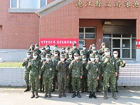 官兵合影紀念淨灘里程碑。(圖/文:莊媛婷)
