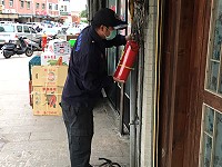 　連江縣消防局今年採購172具滅火器，安裝各鄉、村廟宇周邊及重要巷道，在火災初期發揮重大功能。（圖：連江縣消防局）