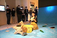 　藝術家尹子潔《據點。房間》成果展，將軍事據點及海廢保麗龍的概念轉換於展出空間內，並以瓶中信方式探討人與人的通訊連結。（圖／文：吳嘉榮）