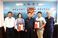 警民合作再次阻詐,警察局長郭順德頒發臺灣銀行行員李敏慧(左二)及統一超商店員李政寰(右二)兩位有功人員感謝狀及禮券。(圖:連江縣警察局)