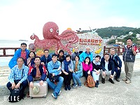 馬祖高中第11屆校友畢業40年重回母校,4天3夜同學會暢遊南北竿、莒光,展現同學之間的好情誼。(圖:陳冠人)