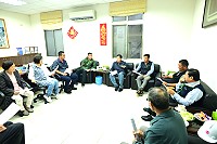 　東引電廠廠房擴建及機組更新計畫預定明年啟動，台灣電力公司馬祖區營業處處長楊志潡到東引向議長張永江、鄉長林德建、鄉代會主席王維德、鄉代表說明計畫內容及進度。（圖／文：陳其敏）