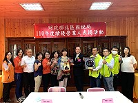 　連江縣自來水廠榮獲110年度開立電子發票績優營業人，財政部北區國稅局長王&#32137;忠5日來到馬祖頒發財政部績優營業人獎盃。（圖／文：馮紹夫）