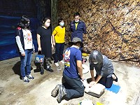 馬管處辦理110年北海坑道水域遊憩安全教育宣導活動,並邀請連江縣消防局同仁指導CPR+AED實作教學,加強業者及民眾的急救知能。(圖:馬管處)