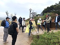 縣府文化處110年度考古遺址教育推廣課程前進大坵,實地踏勘島上遺跡,學習遺址保護與推廣。(圖:文化處)