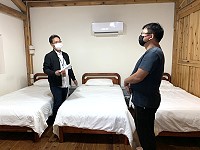 台灣民宿協會理事長彭成裕輔導北竿業者申請好客民宿標章。(圖:交旅局提供)