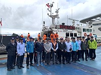 連江縣政府8日異地舉行主管週報,與警局、海巡署馬祖第十一巡防區業務交流及參訪活動,會後搭乘海巡隊艦艇進行海巡隊海域執法實務體驗。(圖/文:馮紹夫)