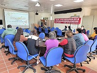 　南竿鄉介壽韌性社區強化應變復原暨社區持續運作課程落幕，由協力團隊銘傳大學國土減災規劃設計研究中心游振棋向介壽社協伙伴說明。（圖／文：曹重偉）