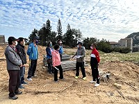 北竿鄉代會進行第2天鄉政考察議程,代表們現勘示範住宅可能地點。(圖:北竿鄉代會)