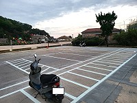 獅子市場旁停車場完成停車格劃設,交旅局呼籲民眾配合停車格停車。(圖:連江縣交旅局)