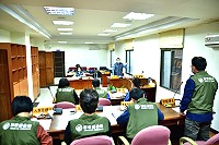 東引鄉民代表會定期大會鄉政總質詢,鄉代表針對各項工程規劃及施工品質提出詢問與監督。(圖/文:陳其敏)