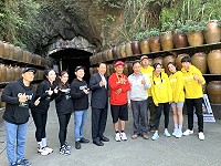 台灣綜藝天王吳宗憲10日再次到馬祖拍攝節目,宣傳馬祖風景與高粱,縣長劉增應、議長張永江在拍攝現場歡迎《綜藝玩很大》團隊。(圖/文:馮紹夫)