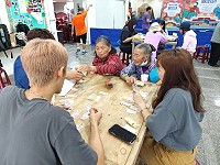 海大馬祖校區大二學生由教育部北區地方創生推動中心指導,馬祖青年發展協會執行推動地方創生計畫,引領海大學生學習馬祖話,練唱馬祖歌,與長輩練習馬祖紅牌(紙牌)玩法。(圖:教育部北區地方創生中心提供)