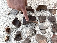 　清大邱鴻霖教授11日在北竿短坡山發現大量史前遺留陶片及石器，研判北竿人群活動史可能上推數千年。（圖／文：陳鵬雄）