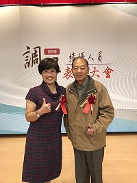　北竿鄉調解委員王祥生（右）、陳玉鳳（左）、王詩全獲頒109年調解案件榮獲中央各獎項績優人員表揚。（圖：陳玉鳳提供）