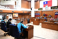 　連江縣議會第7屆第6次定期大會，議員們完成報到手續並召開預備會議，縣長劉增應、副縣長王忠銘前往議場致意，預祝會期順利圓滿。（圖／文：曹重偉）