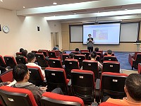　勞動部職業安全衛生署長鄒子廉11日、12日在馬祖執行工程督導檢查，並透過職安宣導會，加強業者管理觀念。（圖：民政處）