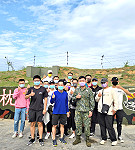 新兵與南竿守備大隊長合影留念。(圖/文:莊媛婷)