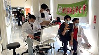 台灣視光視力保健學會理事長范吉權率領驗光師團隊抵達西莒,免費為學生檢查視力及配鏡。(圖/文:宋幸儒)