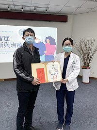 　醫師節今年因疫情影響不舉辦表揚，由院長張志華個別表揚今年度獲選的模範醫師，分別是急診醫師曹玉舲、藥師陳紀豪。（圖：連江縣立醫院）