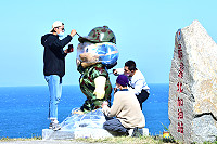　東引加油站寶寶公仔，國軍弟兄協助進行換裝，以迷彩樣式形塑更符合在地特色的公仔形象！（圖／文：陳其敏）