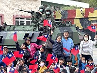 　塘岐國小戶外教學巧遇路訓甲車，師生開心與甲車合影。（圖／文：陳鵬雄）
