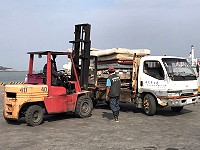 環資局運用環保署補助經費,將本縣所收集之240個廢彈簧床墊運送至桃園市專案處理,有效紓解後端壓力。(圖:連江縣環資局)