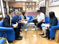 立委陳雪生與勞動部長許銘春(中)、總工會理事長曹以標(左2)協商馬祖勞工多功能綜合型中心興建案。(圖:立委陳雪生服務處)